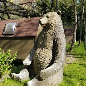 Cohanzick Zoo - Brown bear statue