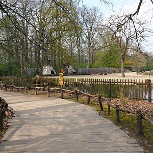 Viewing area American Plains bison and Rocky Mountain wapiti prairie exhibit, 2021-04-20