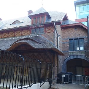 Keeper access to the 1908-1909 bovine house, 2020-09-20