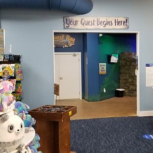 SeaQuest Woodbridge - Entrance to the aquarium from the store, goes counter-clockwise