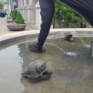 Long Island Aquarium - Humpback statue memorial