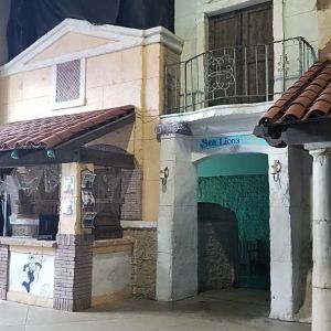 Long Island Aquarium - Entrance to sea lion underwater viewing