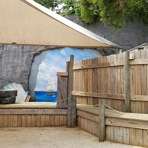 Long Island Aquarium - Critter Cove, stage