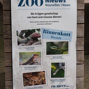 Sign announcing upcoming arrival of new species in the reptile house, 2021-06-12