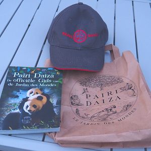 2021 souvenirs: Cap, official park guide (2020 version) and gift shop paper bag