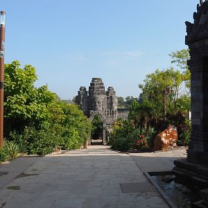 Walkway from Javan leopard temple to White tiger temple in The Kingdom of Ganesha, 2021-09-02