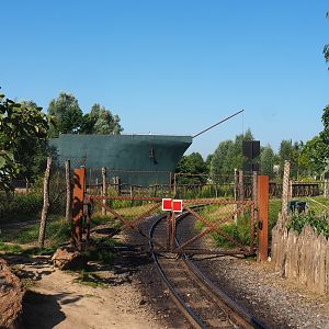 Train access to the Emu and kangaroo area, with the Mersus Emergo in the background, 2021-09-03