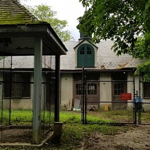 MD Zoo, Main Valley - Side of crane building