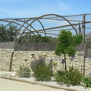 Réserve Africaine de Sigean - Mixed aviary for american alligators and squirrel monkeys