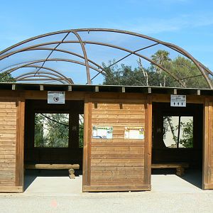 Réserve Africaine de Sigean - Mixed aviary for american alligators and squirrel monkeys