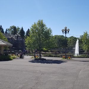 Rosamond Gifford - First view into zoo