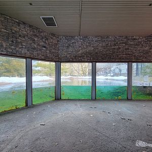 ZooAmerica - Black bear pool viewing windows