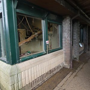 Lake primate house viewing area