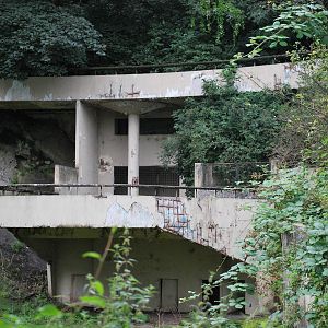 standing area old wolf pit