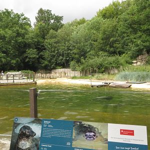 Common seal enclosure