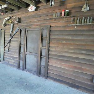 Florida: Mission Everglades - Pine Rocklands - Cabin-themed Building