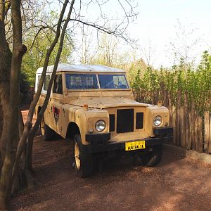 Outback vehicle added as theming near the Tasmanian devil exhibit, 2022-04-12