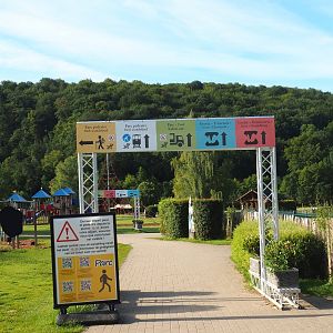 Dry Hamptay starting area with road signs for different tours, 2021-08-15