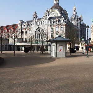 Entrance area, Grand Café Flamingo and gift shop with Antwerp Central Station in the background, 2022-03-16
