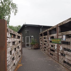 Walkway from entrance building to zoo,  2022-05-17