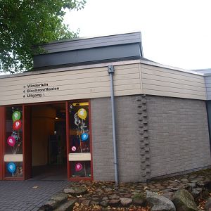 Entrance to Biochron and gift shop, 2015-07-19