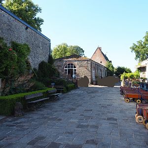 Area near the entrance with three gift shops,2022-06-28