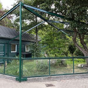Red-legged Seriema Aviary