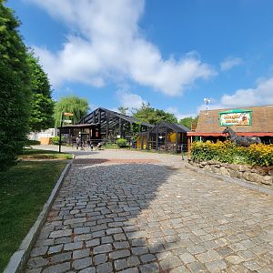 Lupa Zoo - Main path, bears ahead