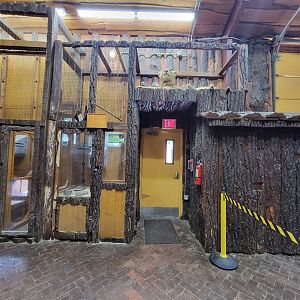 Lupa Zoo - Indoors for common marmosets (signed as cotton-top)