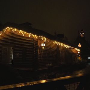 Nocturnal view of gift shop and restaurant buildings, 2022-09-14