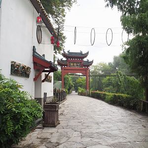 Golden-cheeked gibbon house and Chinese gate, 2022-09-15