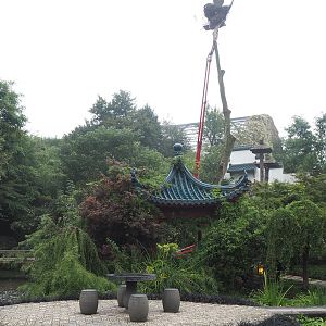 Removal of tree with stork nest in Chinese garden, 2022-09-15