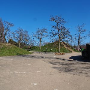 Square and walkways between large parking lot and tunnel under Leuvensesteenweg to the park, 2022-03-08