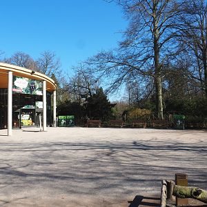 View near the gift shop and the entrance, 2022-03-08