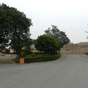 Entrance pathways - Parque de las Leyendas