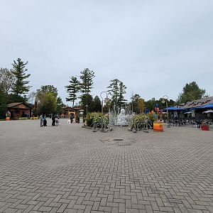 Parc Safari - Main rotunda/fountain