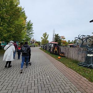 Parc Safari - Path through water park to the animals