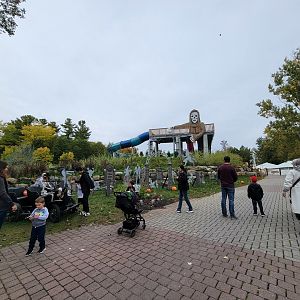 Parc Safari - Path through water park to the animals