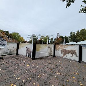 Parc Safari - Path through water park to the animals