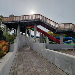 Parc Safari - Path through water park to the animals