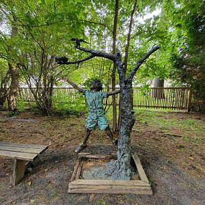 Parc Safari - Birds' Garden, one of many similar statues of children