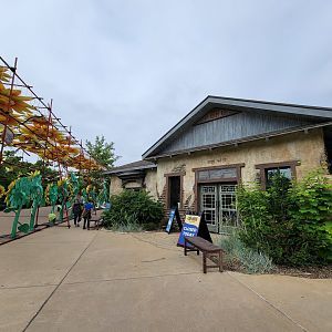 Louisville 5/22 - Snow Leopard Cub House, no idea what this is