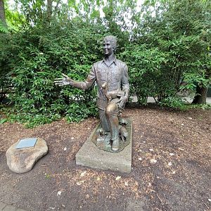 Cincinnati Zoo 5/22 - Spaulding Children's Zoo, statue