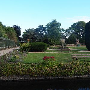 Gardens between vulture and waterfowl aviaries and Nocturnal bird safari and tropical hall, 2022-08-28