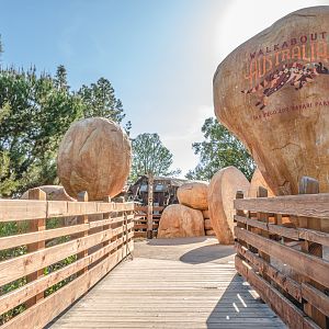 Walkabout Australia: secondary entrance from Condor Ridge