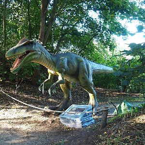 Dinosaur Weeks - Allosaurus sculpture, 2022-10-09