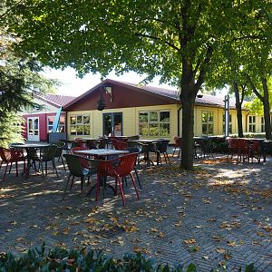 Terrace area near African penguin exhibit, 2022-10-09