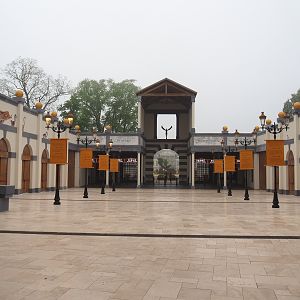 New entrance - View of area between gallery and ticket checkpoints, 2023-05-15