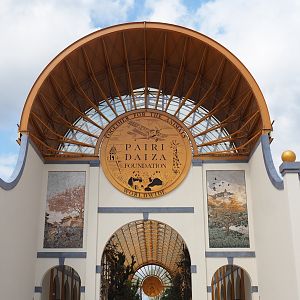 New entrance - Pairi Daiza Fountaion sign and roof of the gallery, 2023-05-16
