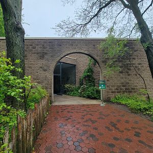 Bronx - Africa Trail, entrance to Carter Giraffe Building